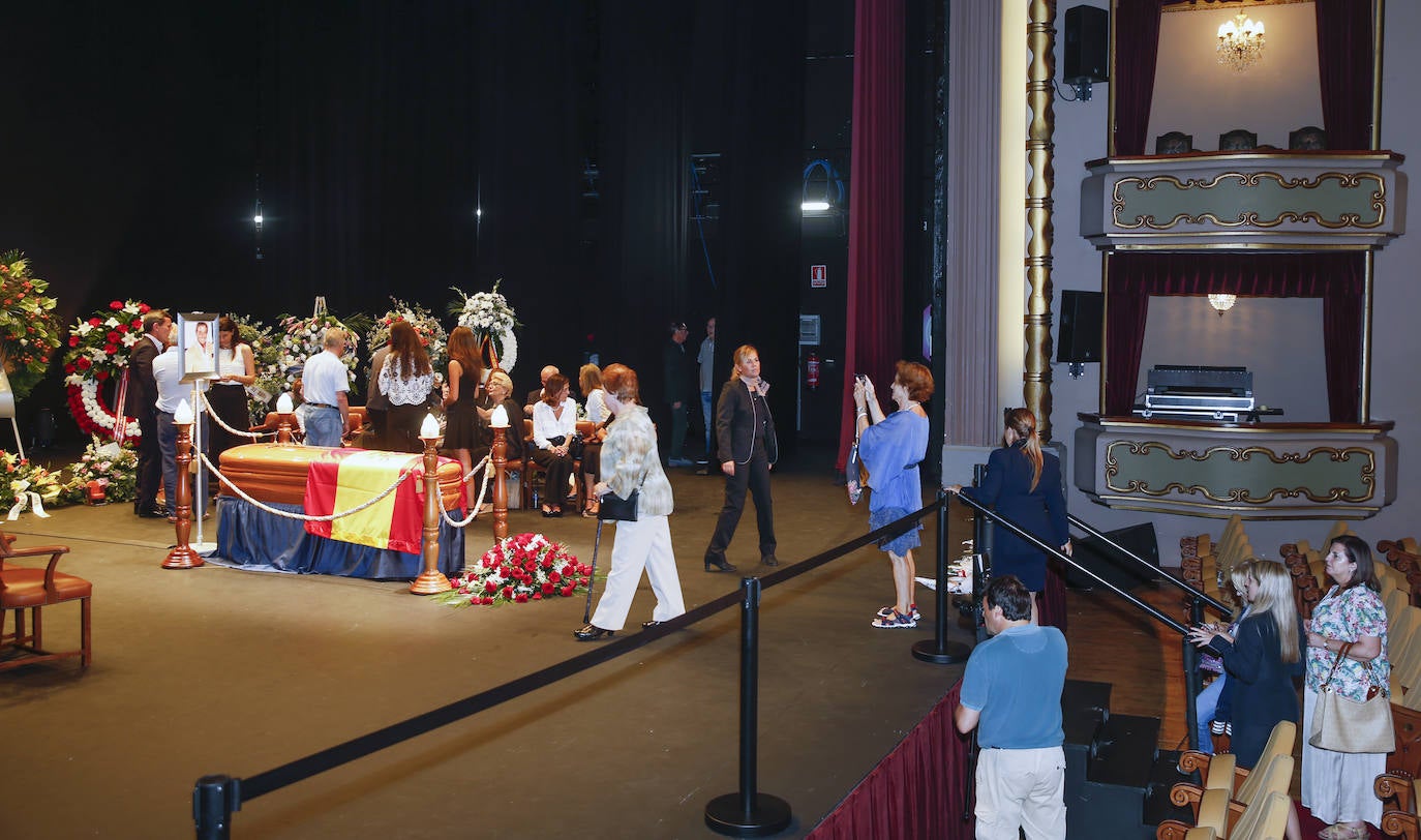 Último adiós al actor y empresario teatral en el Jovellanos