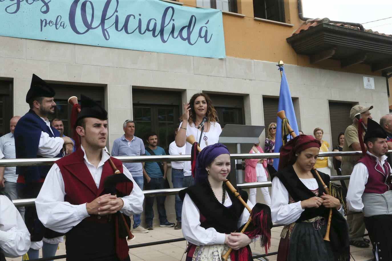 Martinporra acoge la XXIII Fiesta de la Oficialidá de la Llingua Asturiana, una fiesta con la que cada año Bimenes celebra la declaración de oficialidad del asturiano