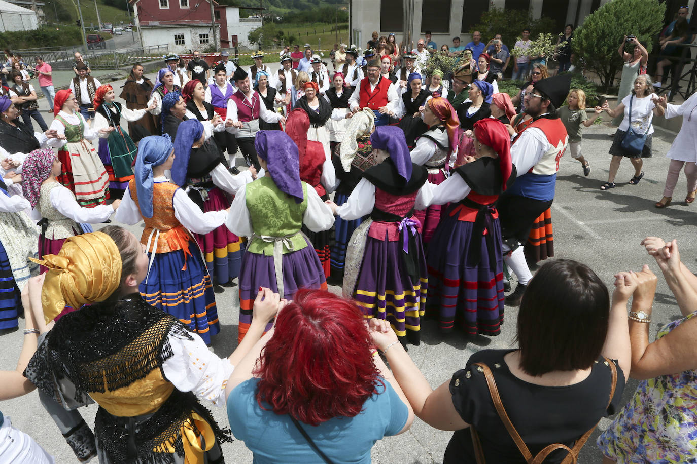 Martinporra acoge la XXIII Fiesta de la Oficialidá de la Llingua Asturiana, una fiesta con la que cada año Bimenes celebra la declaración de oficialidad del asturiano