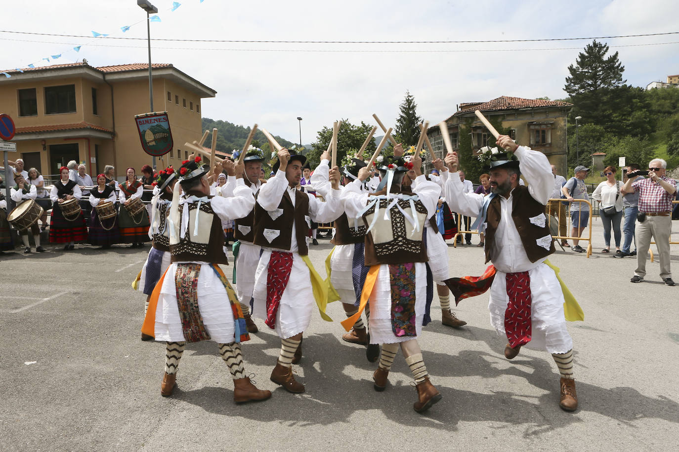 Martinporra acoge la XXIII Fiesta de la Oficialidá de la Llingua Asturiana, una fiesta con la que cada año Bimenes celebra la declaración de oficialidad del asturiano