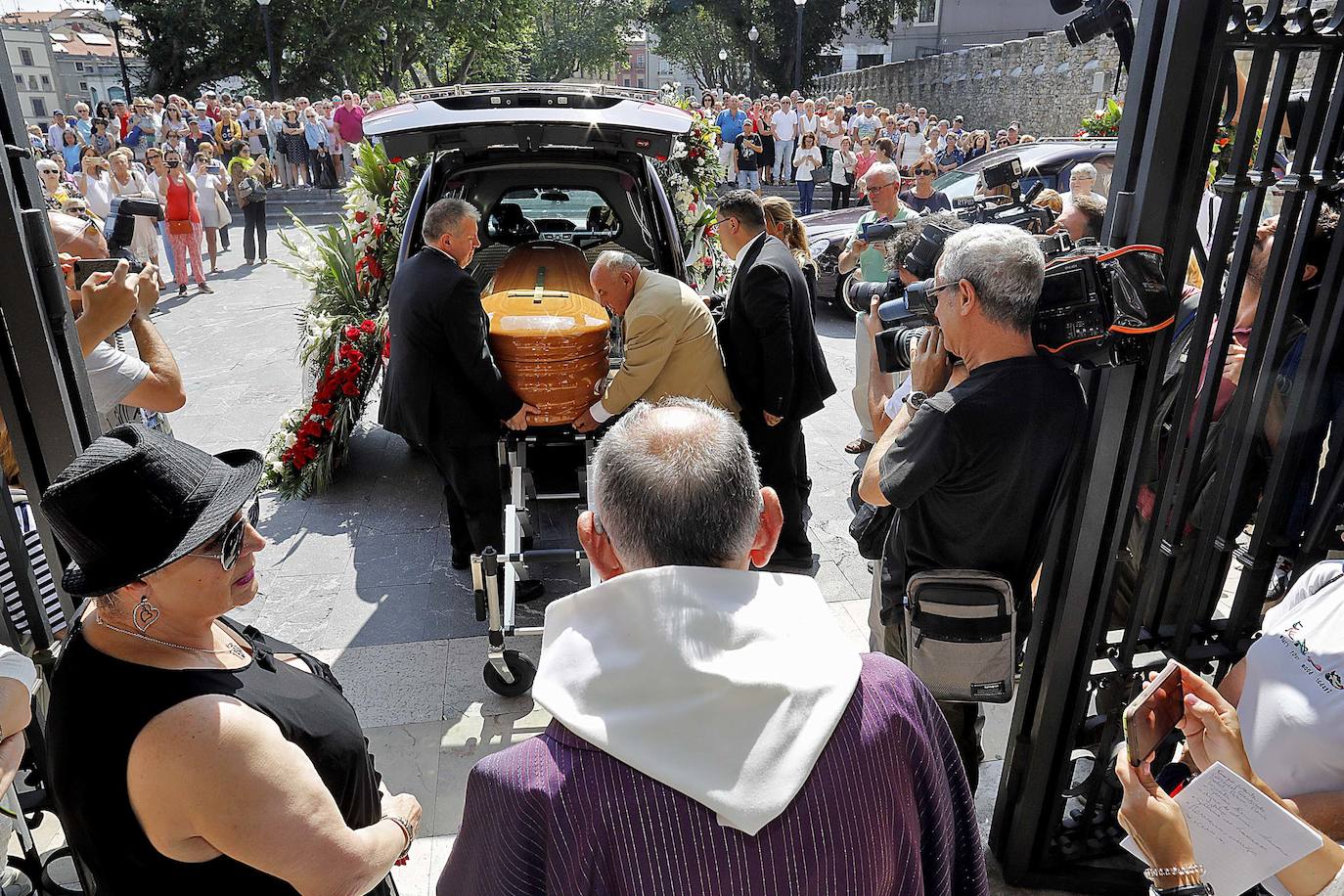 Numerosos representantes de la política y la cultura, así como centenares de amigos y seguidores del actor Arturo Fernández han arropado a su familia en el funeral que se oficia en la iglesia de San Pedro de Gijón, donde el féretro con los restos mortales del intérprete ha sido recibido entre aplausos.