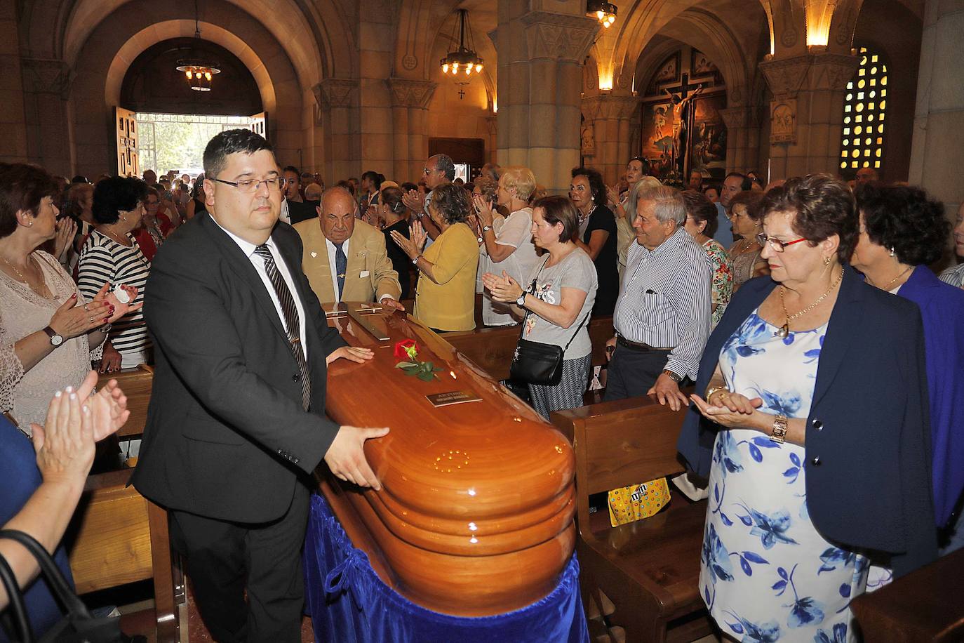 Numerosos representantes de la política y la cultura, así como centenares de amigos y seguidores del actor Arturo Fernández han arropado a su familia en el funeral que se oficia en la iglesia de San Pedro de Gijón, donde el féretro con los restos mortales del intérprete ha sido recibido entre aplausos.