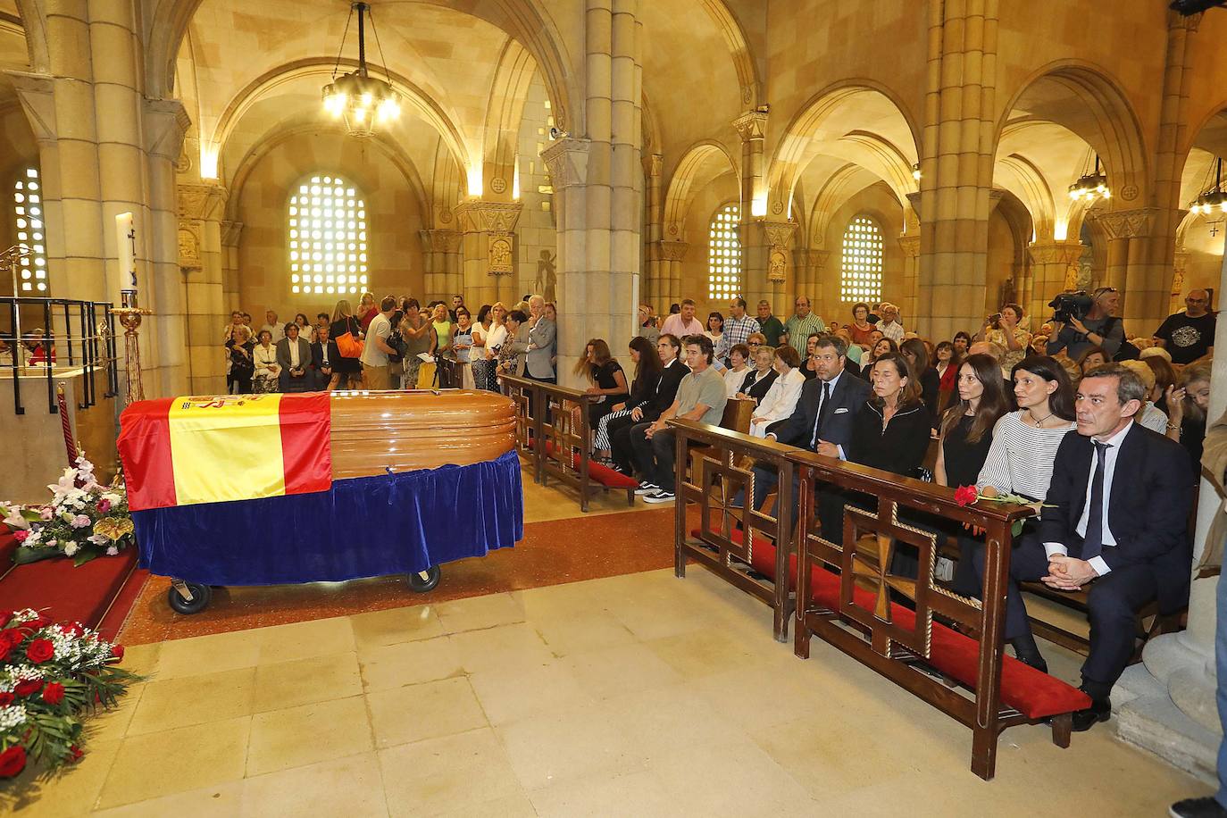 Numerosos representantes de la política y la cultura, así como centenares de amigos y seguidores del actor Arturo Fernández han arropado a su familia en el funeral que se oficia en la iglesia de San Pedro de Gijón, donde el féretro con los restos mortales del intérprete ha sido recibido entre aplausos.