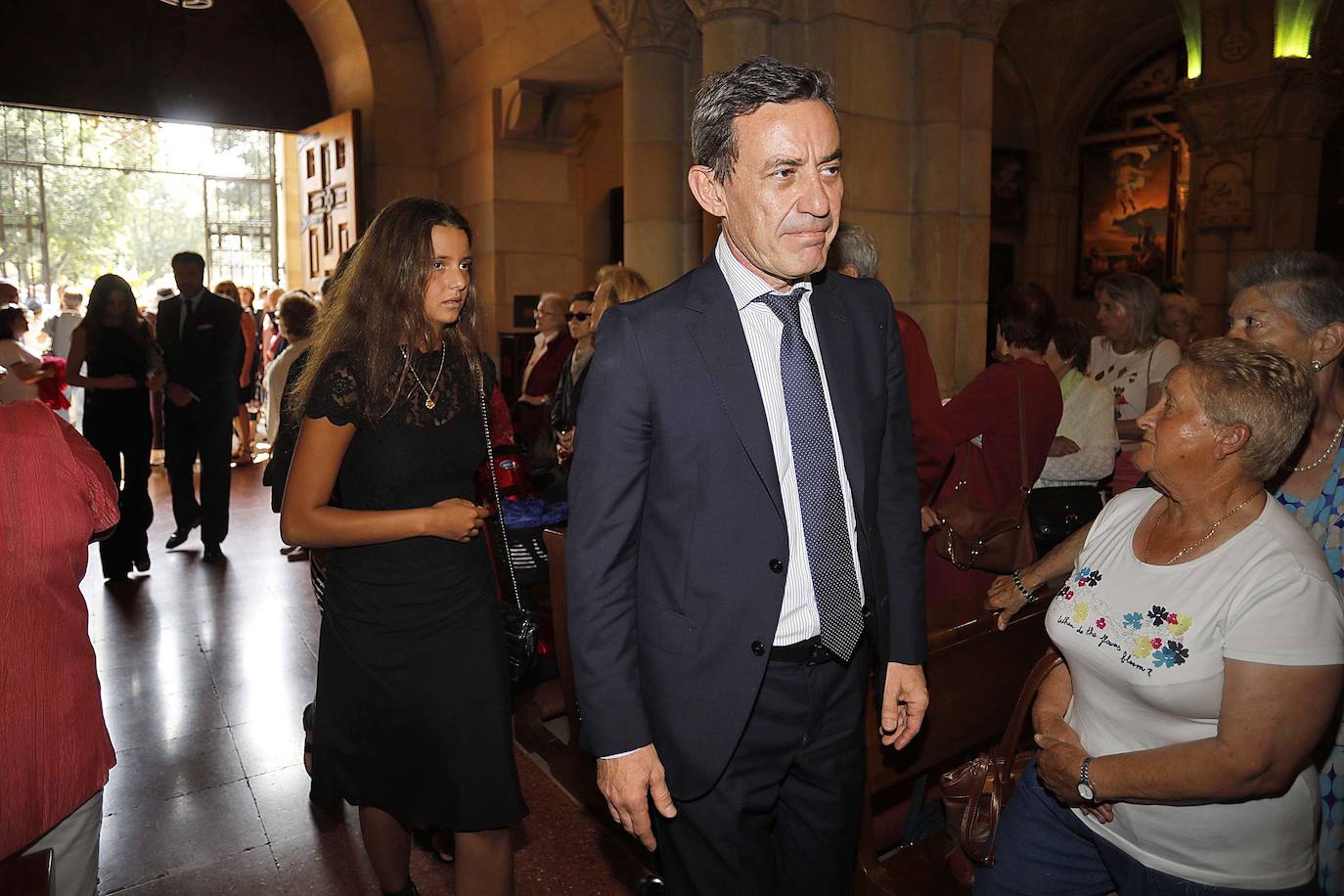 Numerosos representantes de la política y la cultura, así como centenares de amigos y seguidores del actor Arturo Fernández han arropado a su familia en el funeral que se oficia en la iglesia de San Pedro de Gijón, donde el féretro con los restos mortales del intérprete ha sido recibido entre aplausos.