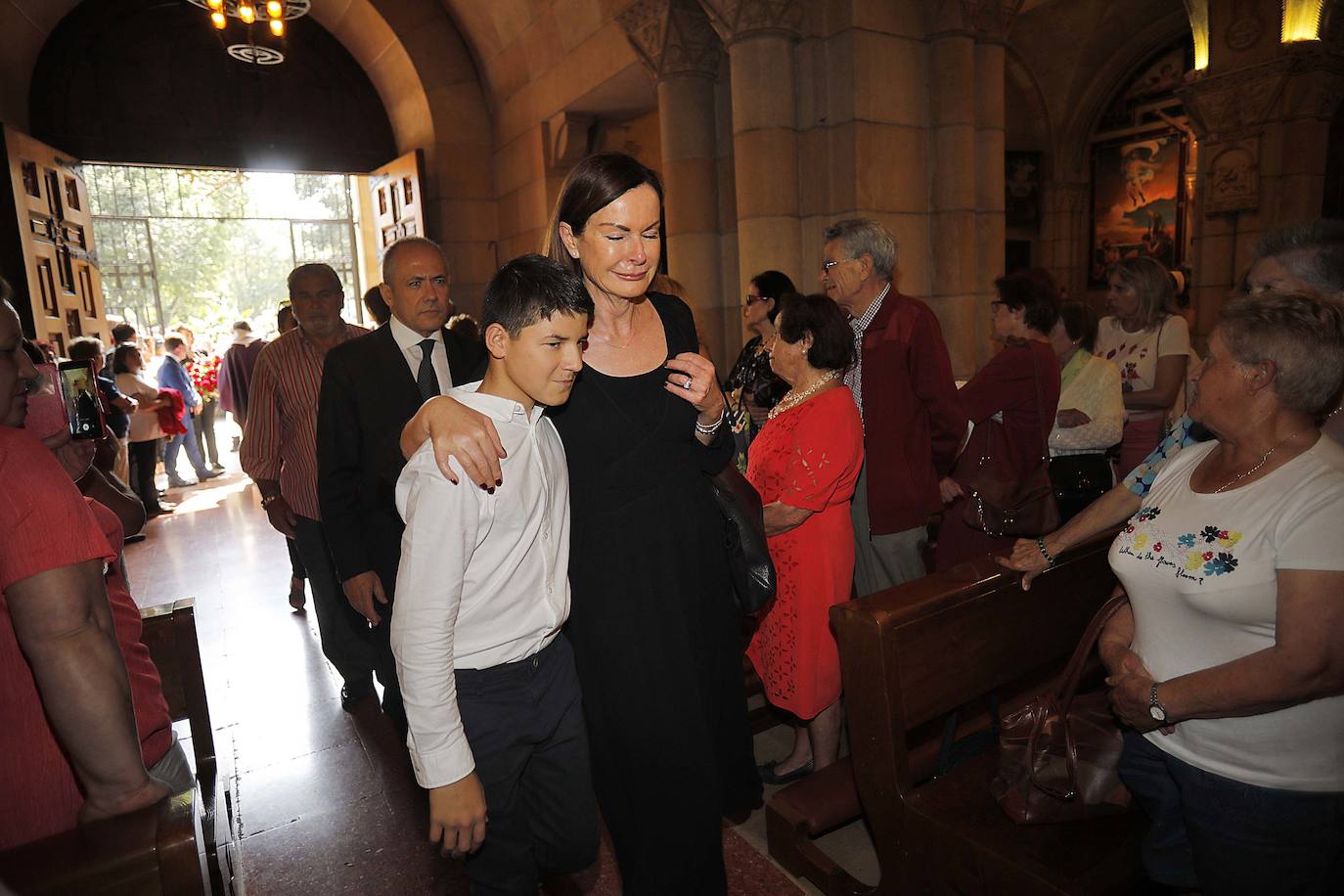 Numerosos representantes de la política y la cultura, así como centenares de amigos y seguidores del actor Arturo Fernández han arropado a su familia en el funeral que se oficia en la iglesia de San Pedro de Gijón, donde el féretro con los restos mortales del intérprete ha sido recibido entre aplausos.