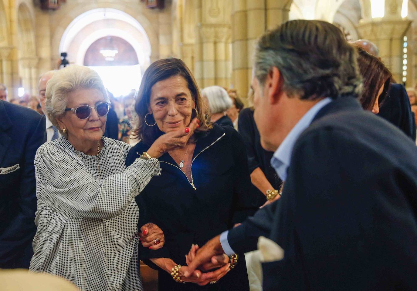 Numerosos representantes de la política y la cultura, así como centenares de amigos y seguidores del actor Arturo Fernández han arropado a su familia en el funeral que se oficia en la iglesia de San Pedro de Gijón, donde el féretro con los restos mortales del intérprete ha sido recibido entre aplausos.