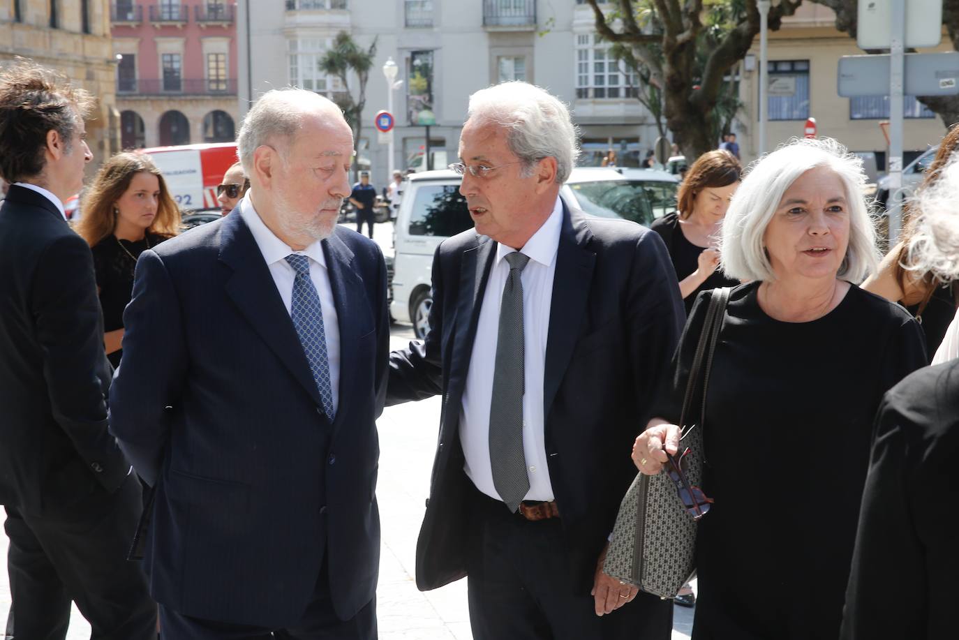 Numerosos representantes de la política y la cultura, así como centenares de amigos y seguidores del actor Arturo Fernández han arropado a su familia en el funeral que se oficia en la iglesia de San Pedro de Gijón, donde el féretro con los restos mortales del intérprete ha sido recibido entre aplausos.