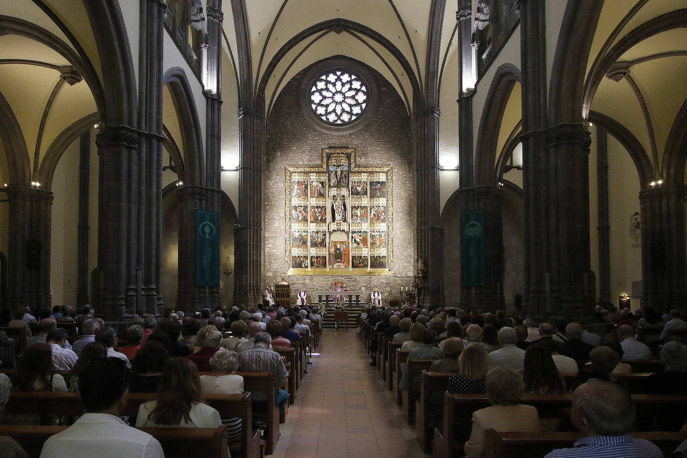 La parroquia de San Lorenzo acogió el funeral por el histórico presidente del Ateneo Jovellanos