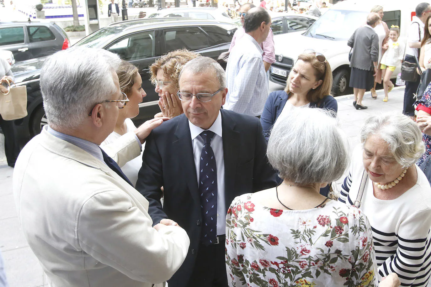 La parroquia de San Lorenzo acogió el funeral por el histórico presidente del Ateneo Jovellanos