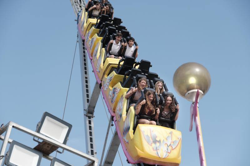 Los asistentes, como cada año, disfrutan de los puestos de comida, atracciones, lectura, exposiciones y un sinfín de iniciativas que hacen que esta sea una visita obligada edición tras edición.