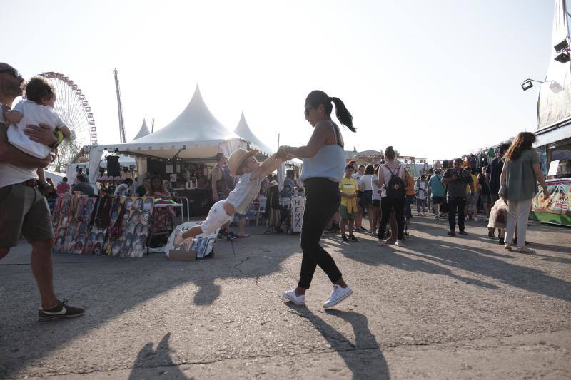 Los asistentes, como cada año, disfrutan de los puestos de comida, atracciones, lectura, exposiciones y un sinfín de iniciativas que hacen que esta sea una visita obligada edición tras edición.