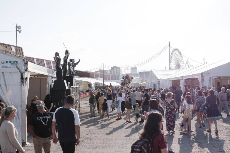 Los asistentes, como cada año, disfrutan de los puestos de comida, atracciones, lectura, exposiciones y un sinfín de iniciativas que hacen que esta sea una visita obligada edición tras edición.