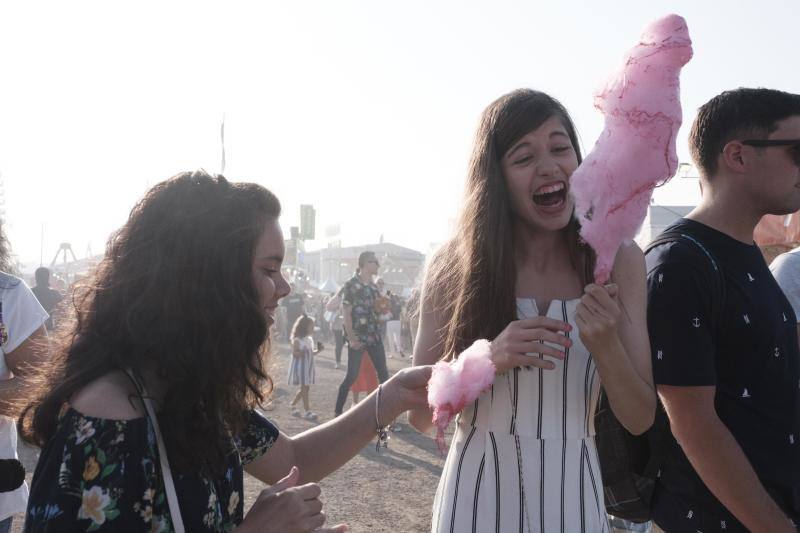 Los asistentes, como cada año, disfrutan de los puestos de comida, atracciones, lectura, exposiciones y un sinfín de iniciativas que hacen que esta sea una visita obligada edición tras edición.