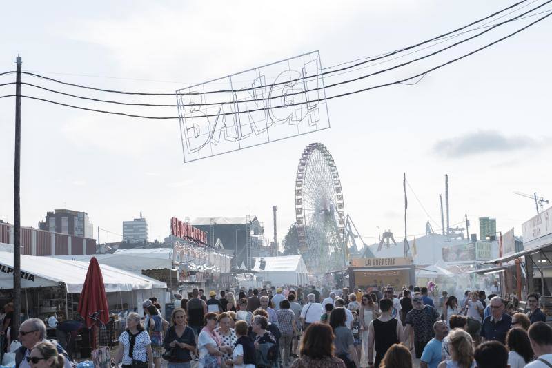 Los asistentes, como cada año, disfrutan de los puestos de comida, atracciones, lectura, exposiciones y un sinfín de iniciativas que hacen que esta sea una visita obligada edición tras edición.