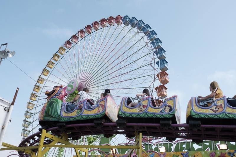 Los asistentes, como cada año, disfrutan de los puestos de comida, atracciones, lectura, exposiciones y un sinfín de iniciativas que hacen que esta sea una visita obligada edición tras edición.