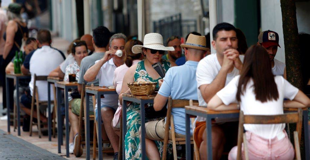 Playas llenas y terrazas a rebosar. Es la consecuencia de las altas temperaturas que se registran en Asturias, donde la elevada humedad aumenta la sensación de bochorno.