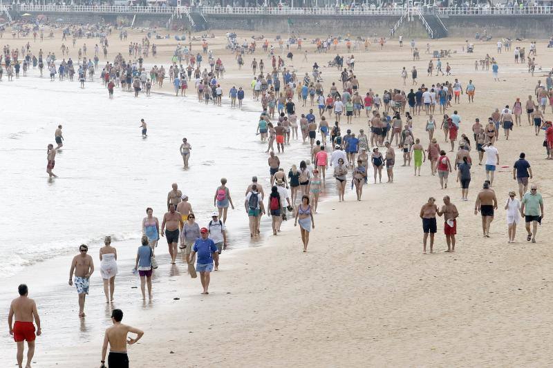 Playas llenas y terrazas a rebosar. Es la consecuencia de las altas temperaturas que se registran en Asturias, donde la elevada humedad aumenta la sensación de bochorno.