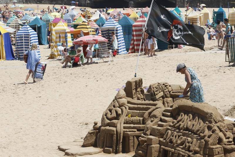 Playas llenas y terrazas a rebosar. Es la consecuencia de las altas temperaturas que se registran en Asturias, donde la elevada humedad aumenta la sensación de bochorno.