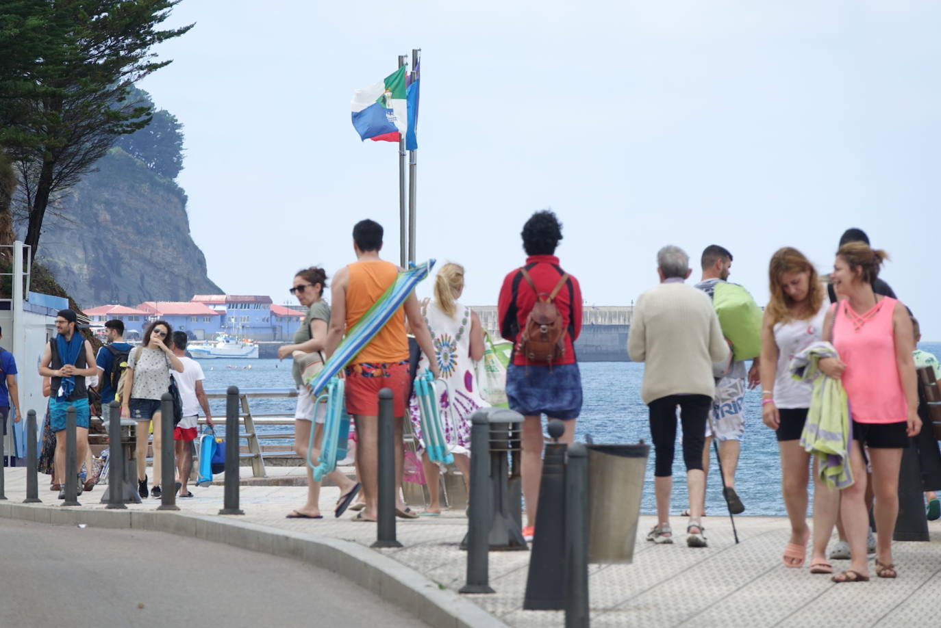 Playas llenas y terrazas a rebosar. Es la consecuencia de las altas temperaturas que se registran en Asturias, donde la elevada humedad aumenta la sensación de bochorno.