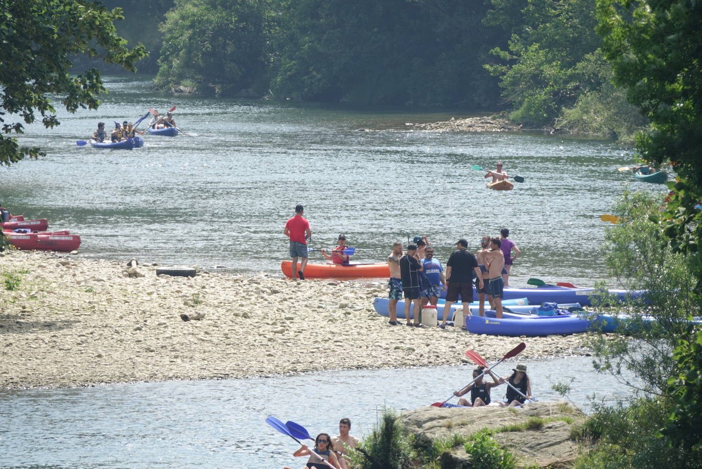 Playas llenas y terrazas a rebosar. Es la consecuencia de las altas temperaturas que se registran en Asturias, donde la elevada humedad aumenta la sensación de bochorno.