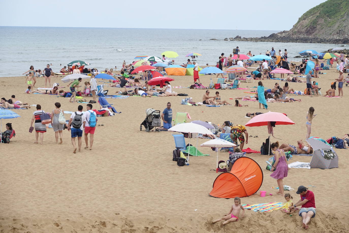 Playas llenas y terrazas a rebosar. Es la consecuencia de las altas temperaturas que se registran en Asturias, donde la elevada humedad aumenta la sensación de bochorno.