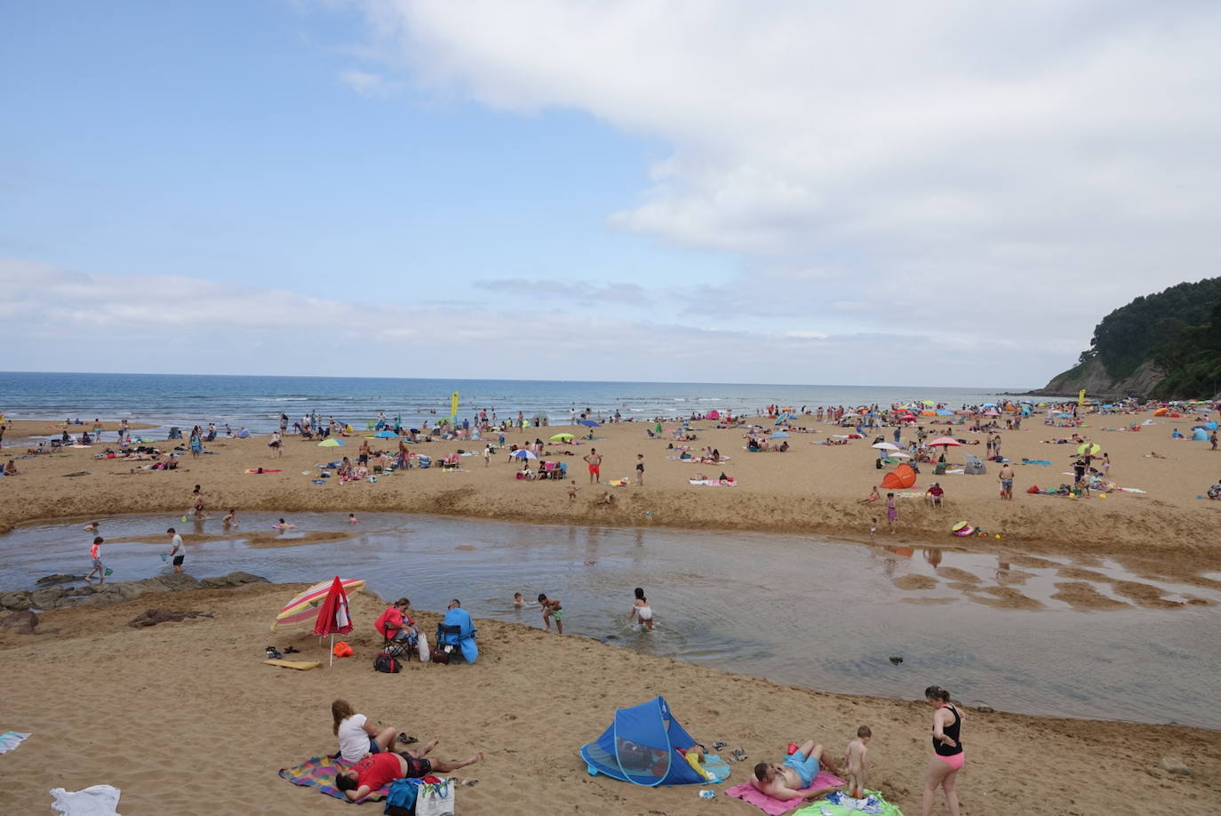 Playas llenas y terrazas a rebosar. Es la consecuencia de las altas temperaturas que se registran en Asturias, donde la elevada humedad aumenta la sensación de bochorno.