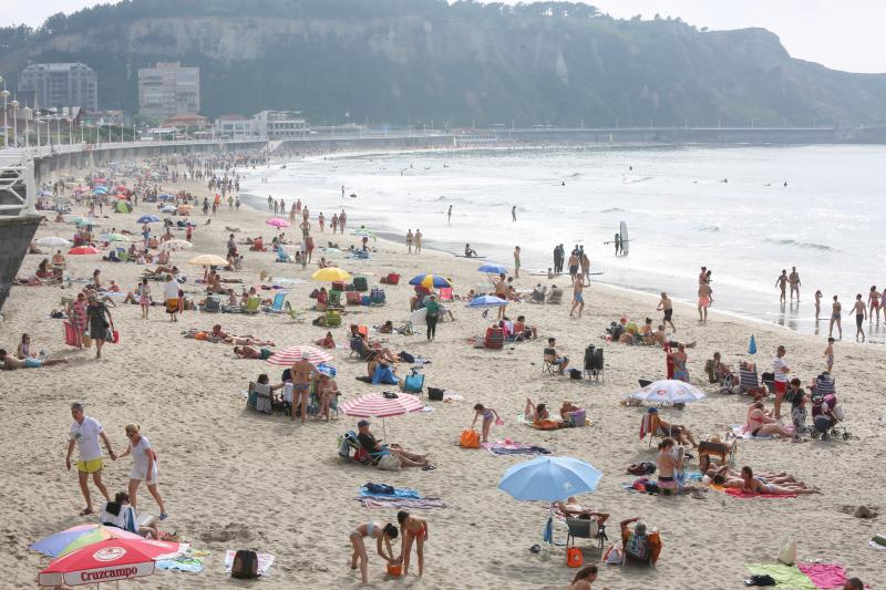 Playas llenas y terrazas a rebosar. Es la consecuencia de las altas temperaturas que se registran en Asturias, donde la elevada humedad aumenta la sensación de bochorno.
