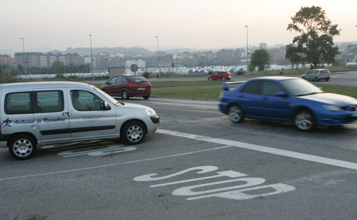 El cruce del PEPA con la carretera de Luanco. 