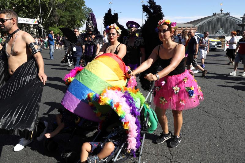 Miles de personas han participado en la manifestación del Orgullo LGTBI en Madrid, una cita reivindicativa y festiva que este año ha rendido homenaje a los pioneros del movimiento.