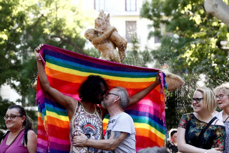 Miles de personas han participado en la manifestación del Orgullo LGTBI en Madrid, una cita reivindicativa y festiva que este año ha rendido homenaje a los pioneros del movimiento.