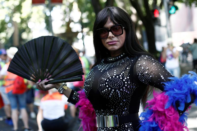 Miles de personas han participado en la manifestación del Orgullo LGTBI en Madrid, una cita reivindicativa y festiva que este año ha rendido homenaje a los pioneros del movimiento.