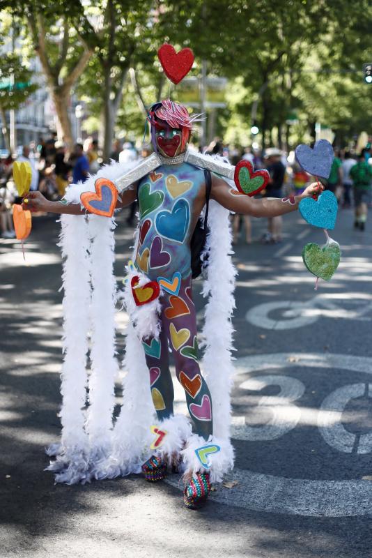 Miles de personas han participado en la manifestación del Orgullo LGTBI en Madrid, una cita reivindicativa y festiva que este año ha rendido homenaje a los pioneros del movimiento.