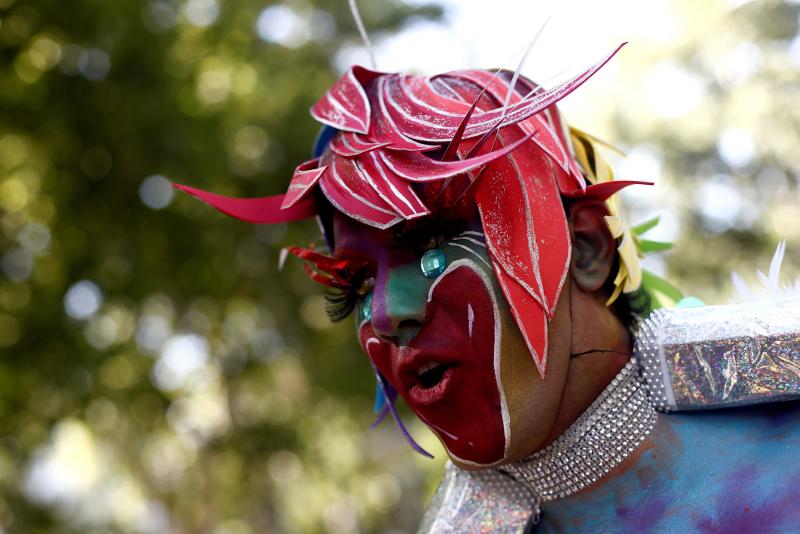 Miles de personas han participado en la manifestación del Orgullo LGTBI en Madrid, una cita reivindicativa y festiva que este año ha rendido homenaje a los pioneros del movimiento.