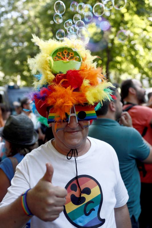 Miles de personas han participado en la manifestación del Orgullo LGTBI en Madrid, una cita reivindicativa y festiva que este año ha rendido homenaje a los pioneros del movimiento.