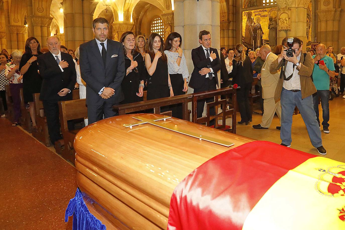 Numerosos representantes de la política y la cultura, así como centenares de amigos y seguidores del actor Arturo Fernández han arropado a su familia en el funeral que se oficia en la iglesia de San Pedro de Gijón, donde el féretro con los restos mortales del intérprete ha sido recibido entre aplausos.