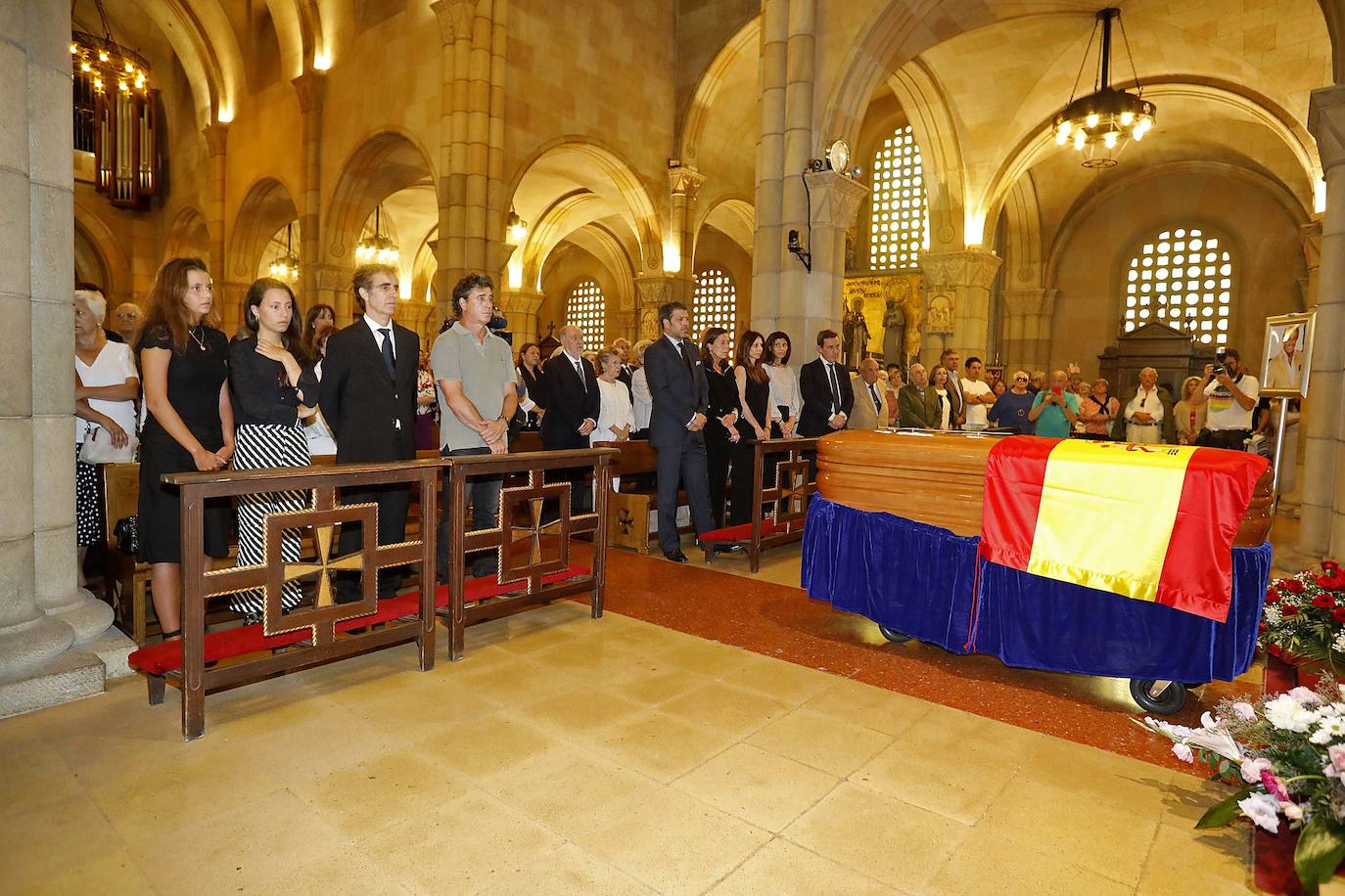 Numerosos representantes de la política y la cultura, así como centenares de amigos y seguidores del actor Arturo Fernández han arropado a su familia en el funeral que se oficia en la iglesia de San Pedro de Gijón, donde el féretro con los restos mortales del intérprete ha sido recibido entre aplausos.