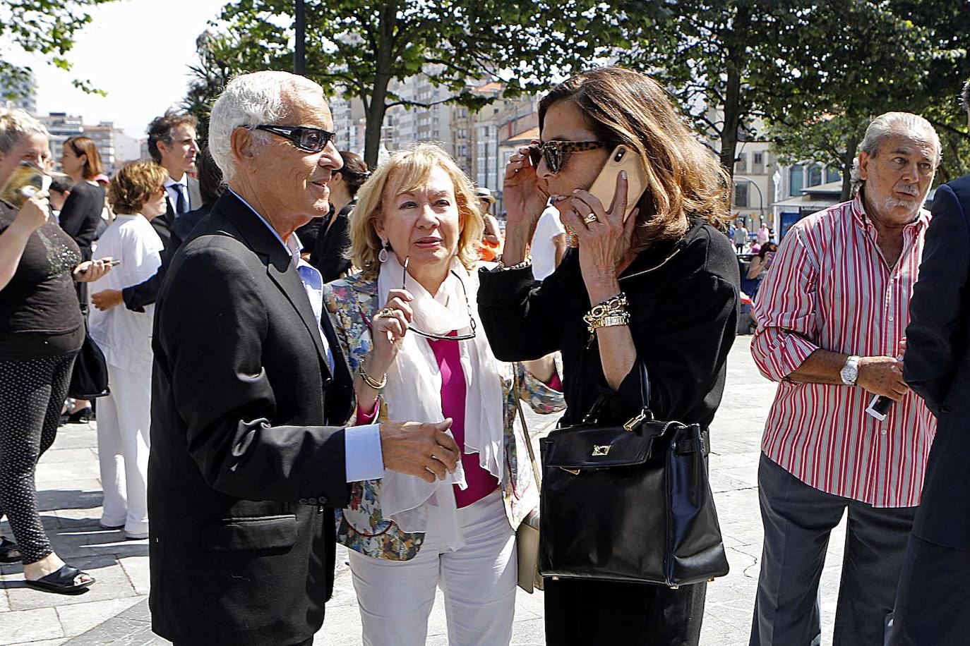 Numerosos representantes de la política y la cultura, así como centenares de amigos y seguidores del actor Arturo Fernández han arropado a su familia en el funeral que se oficia en la iglesia de San Pedro de Gijón, donde el féretro con los restos mortales del intérprete ha sido recibido entre aplausos.