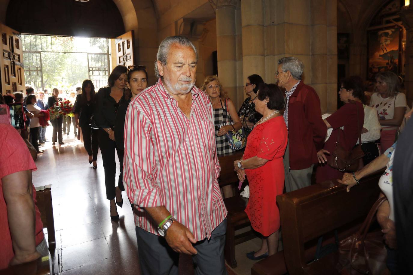 Numerosos representantes de la política y la cultura, así como centenares de amigos y seguidores del actor Arturo Fernández han arropado a su familia en el funeral que se oficia en la iglesia de San Pedro de Gijón, donde el féretro con los restos mortales del intérprete ha sido recibido entre aplausos.