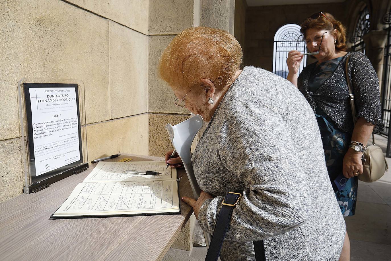 Numerosos representantes de la política y la cultura, así como centenares de amigos y seguidores del actor Arturo Fernández han arropado a su familia en el funeral que se oficia en la iglesia de San Pedro de Gijón, donde el féretro con los restos mortales del intérprete ha sido recibido entre aplausos.