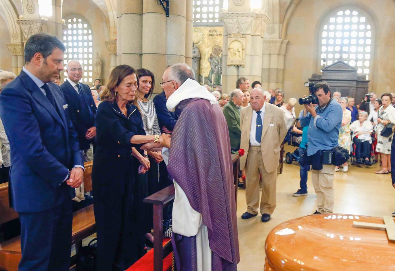 Numerosos representantes de la política y la cultura, así como centenares de amigos y seguidores del actor Arturo Fernández han arropado a su familia en el funeral que se oficia en la iglesia de San Pedro de Gijón, donde el féretro con los restos mortales del intérprete ha sido recibido entre aplausos.