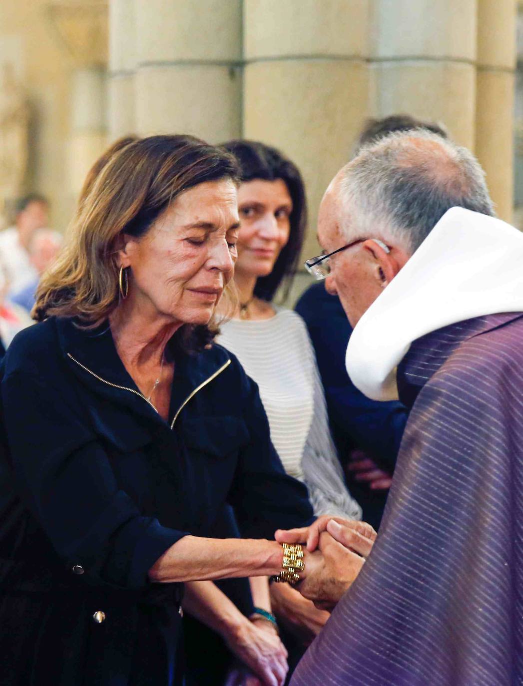 Numerosos representantes de la política y la cultura, así como centenares de amigos y seguidores del actor Arturo Fernández han arropado a su familia en el funeral que se oficia en la iglesia de San Pedro de Gijón, donde el féretro con los restos mortales del intérprete ha sido recibido entre aplausos.