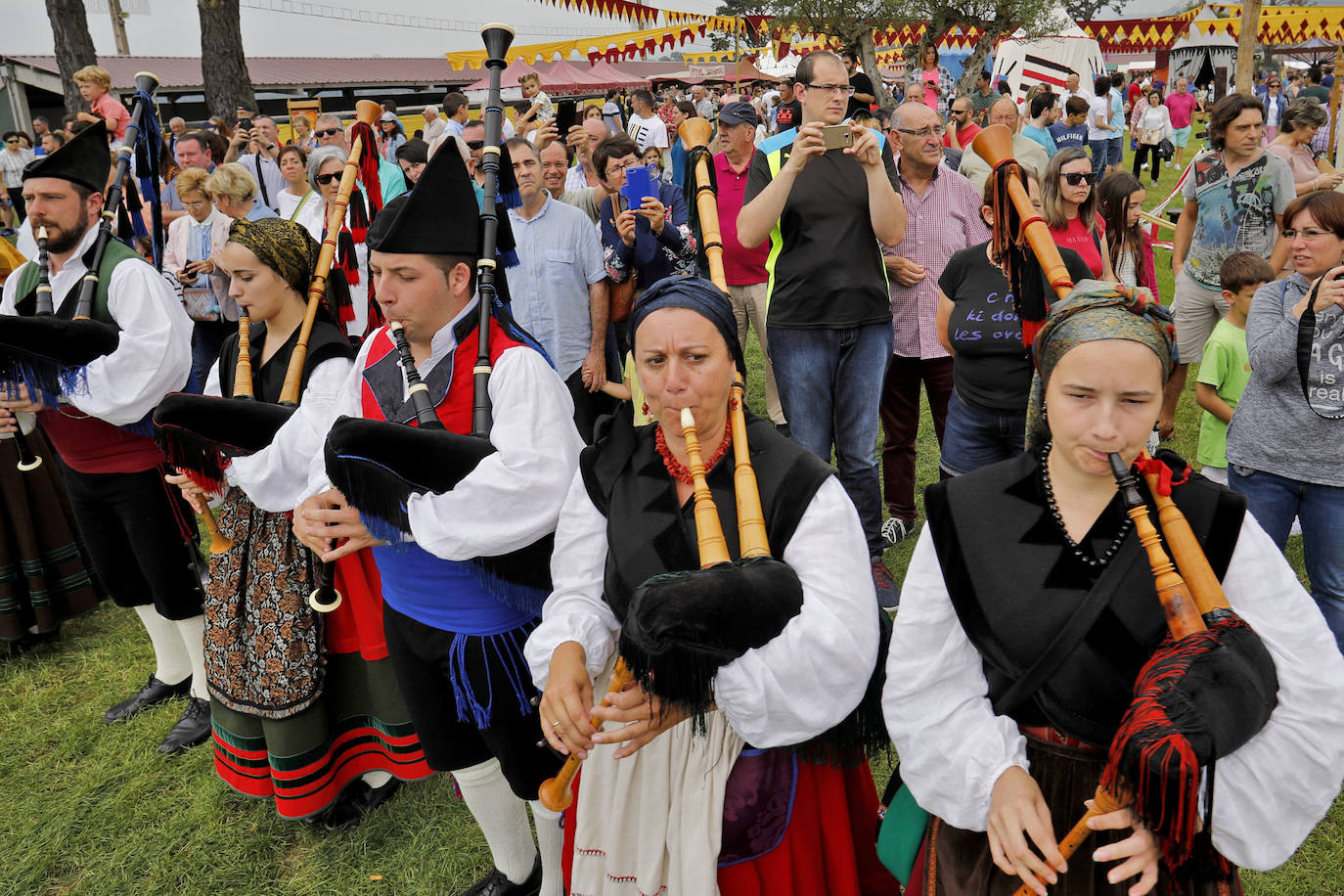 En la mañana de hoy domingo se rememora la parte histórica de esta fiesta, en la cual, en 1412, una representación de los vecinos, hidalgos y corporación caminaron en procesión hasta Oviedo en busca del perdón para eximirles de la Excomunión