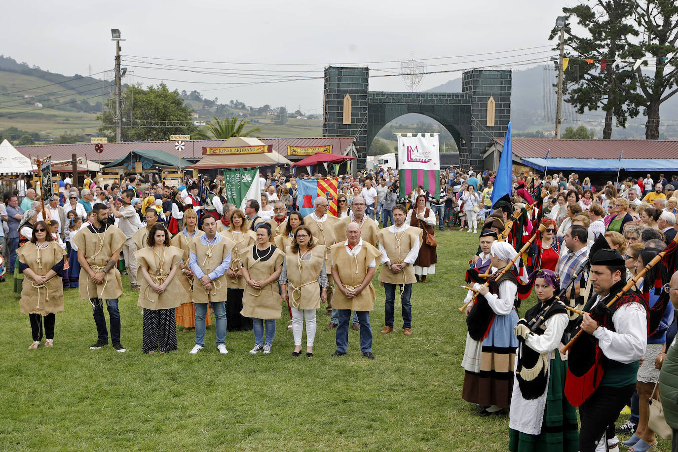 En la mañana de hoy domingo se rememora la parte histórica de esta fiesta, en la cual, en 1412, una representación de los vecinos, hidalgos y corporación caminaron en procesión hasta Oviedo en busca del perdón para eximirles de la Excomunión