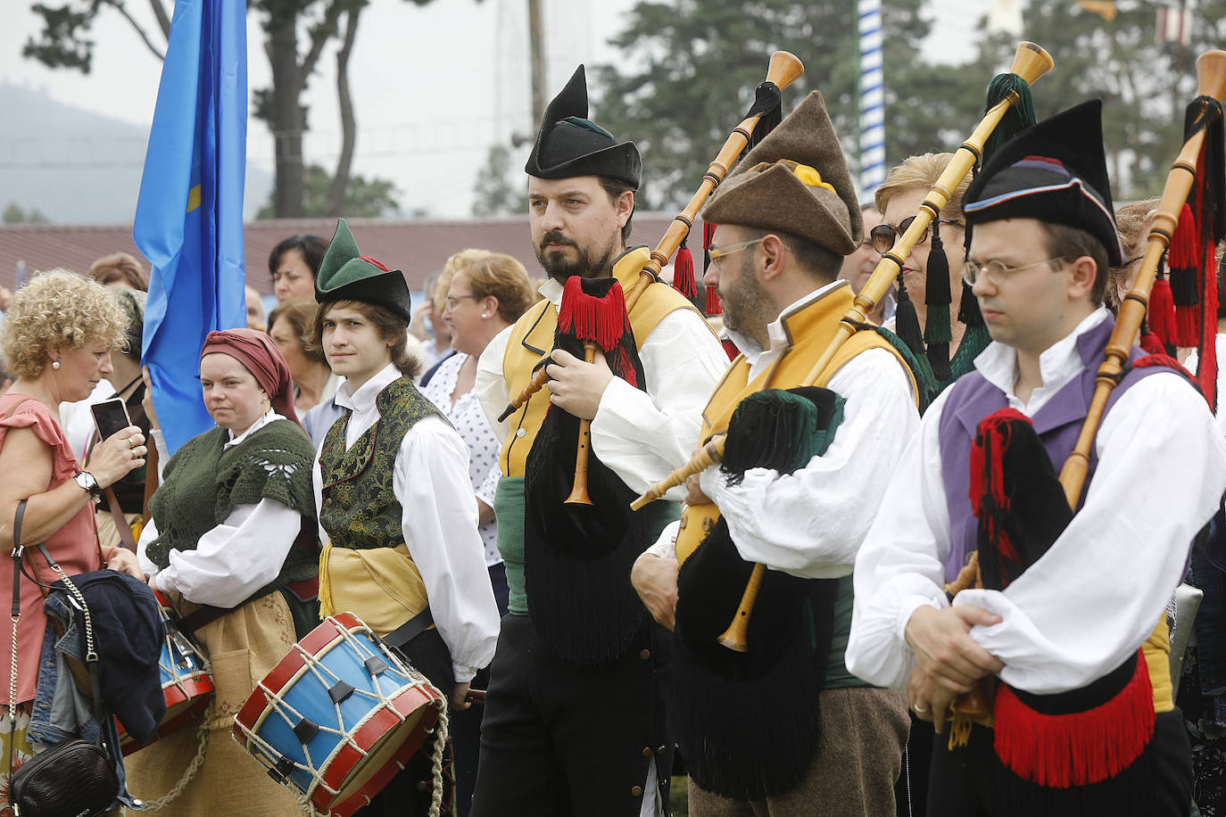 En la mañana de hoy domingo se rememora la parte histórica de esta fiesta, en la cual, en 1412, una representación de los vecinos, hidalgos y corporación caminaron en procesión hasta Oviedo en busca del perdón para eximirles de la Excomunión