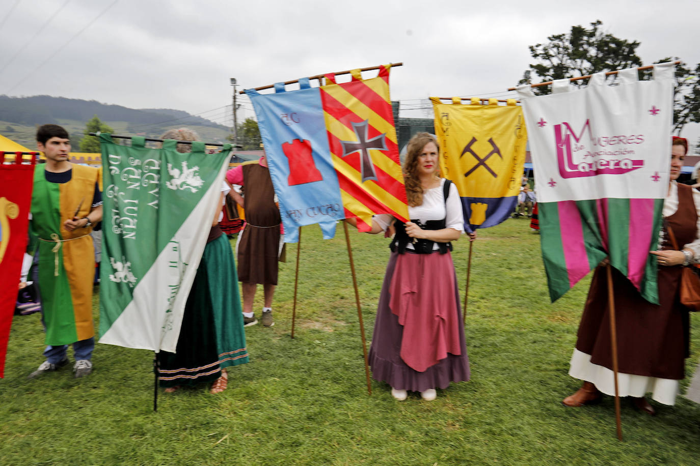 En la mañana de hoy domingo se rememora la parte histórica de esta fiesta, en la cual, en 1412, una representación de los vecinos, hidalgos y corporación caminaron en procesión hasta Oviedo en busca del perdón para eximirles de la Excomunión