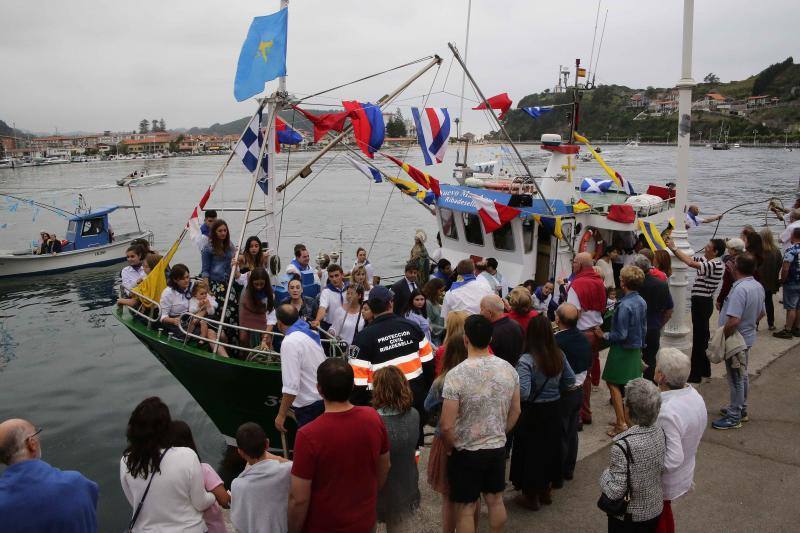 Medio centenar de embarcaciones se adentraron una milla en la mar para lanzar la corona en memoria por los marineros fallecidos