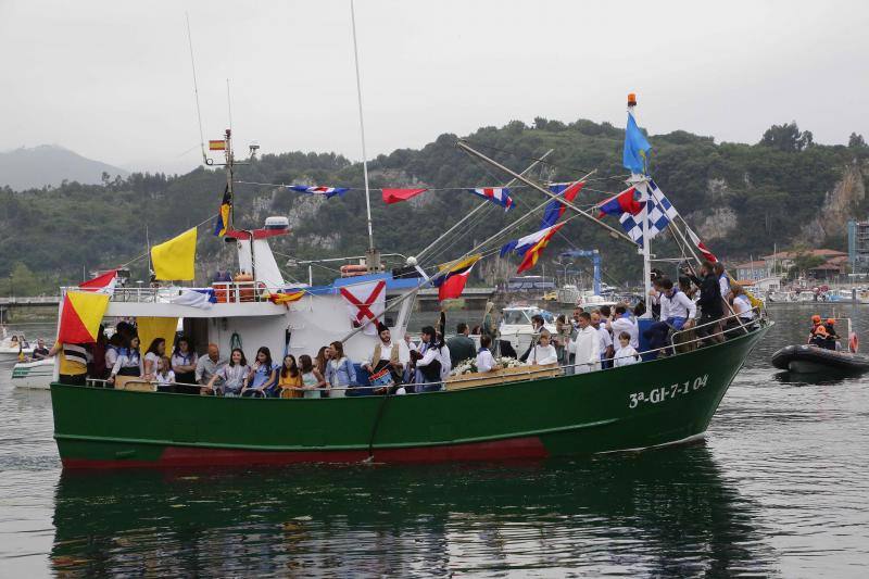 Medio centenar de embarcaciones se adentraron una milla en la mar para lanzar la corona en memoria por los marineros fallecidos