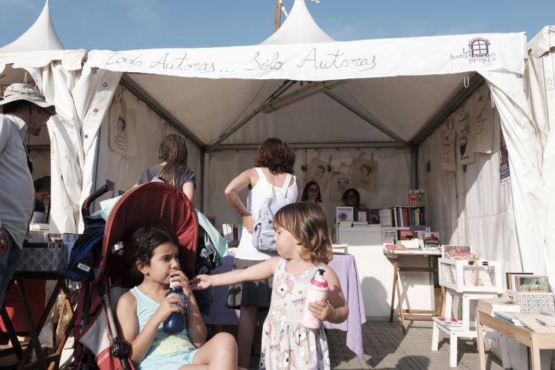 Los asistentes, como cada año, disfrutan de los puestos de comida, atracciones, lectura, exposiciones y un sinfín de iniciativas que hacen que esta sea una visita obligada edición tras edición.