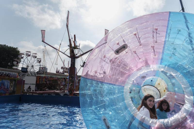 Los asistentes, como cada año, disfrutan de los puestos de comida, atracciones, lectura, exposiciones y un sinfín de iniciativas que hacen que esta sea una visita obligada edición tras edición.