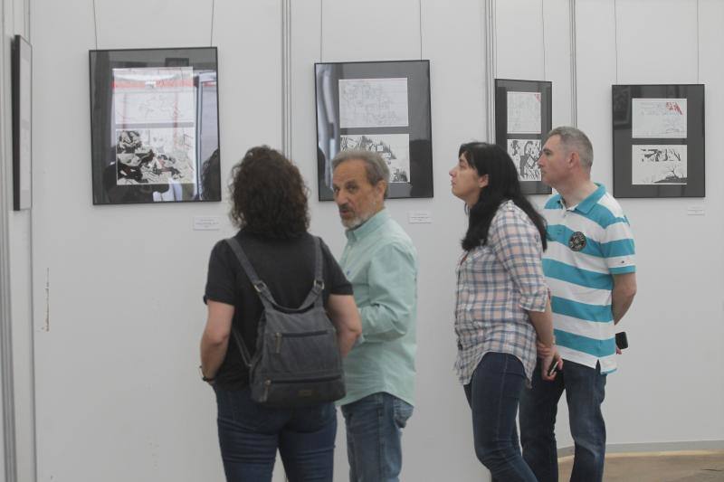 Los asistentes, como cada año, disfrutan de los puestos de comida, atracciones, lectura, exposiciones y un sinfín de iniciativas que hacen que esta sea una visita obligada edición tras edición.